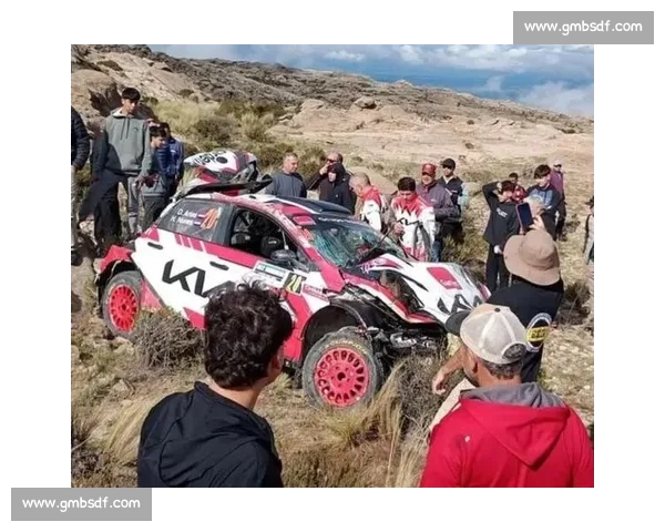 致命失控！赛车时速 200 公里飞出场外，观众尖叫逃命瞬间曝光